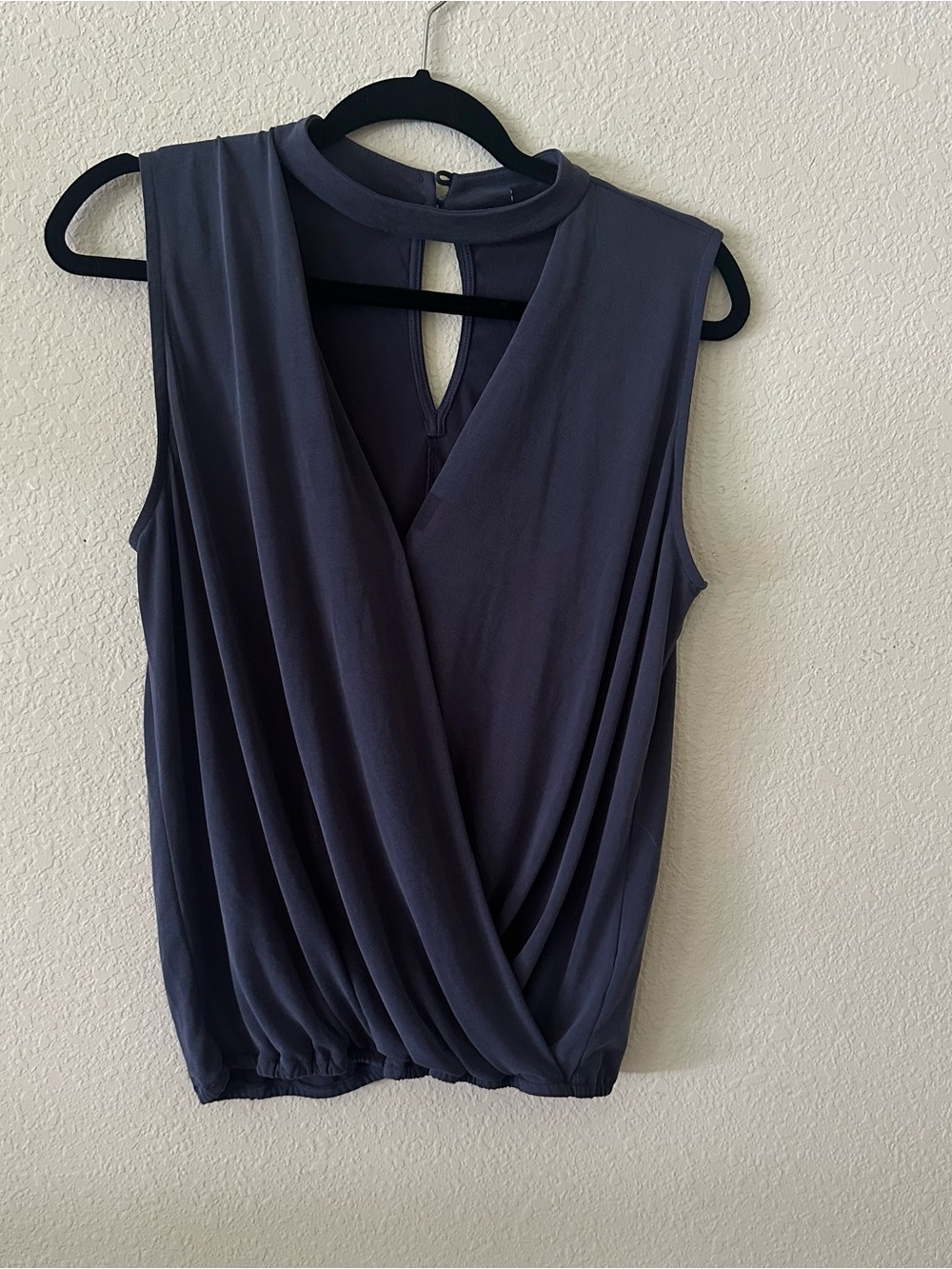 Gianni Bini Sleeveless Draped V-Neck Top in Dark Gray/Navy size Medium
